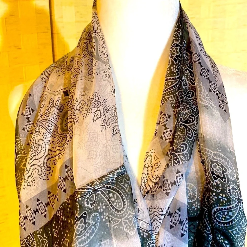 BLACK & WHITE PAISLEY SUMMER INFINITY SCARF -  GUC